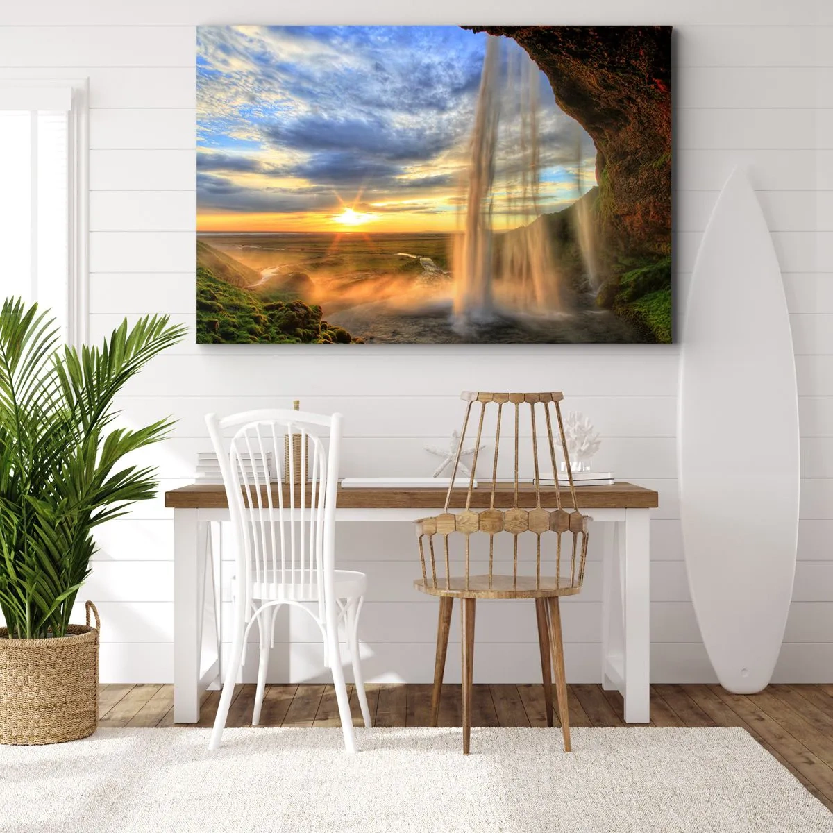 Canvastavla - Bild på duk - Ett vattenfall upplyst av solljus mot en landskapsbakgrund - 70x50cm - Världen bakom ridå av droppar - Modern väggdekoration för vardagsrum och sovrum ARTTOR