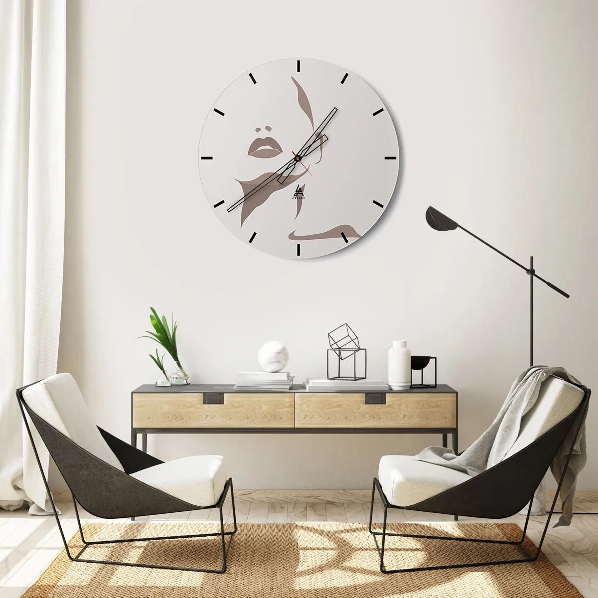 Väggklocka - Klocka på glas - Ett minimalistiskt porträtt av en kvinna i beige nyanser. - 30x30cm - Skapad av ljus och skugga - Modern väggdekoration för vardagsrum, kök och sovrum ARTTOR