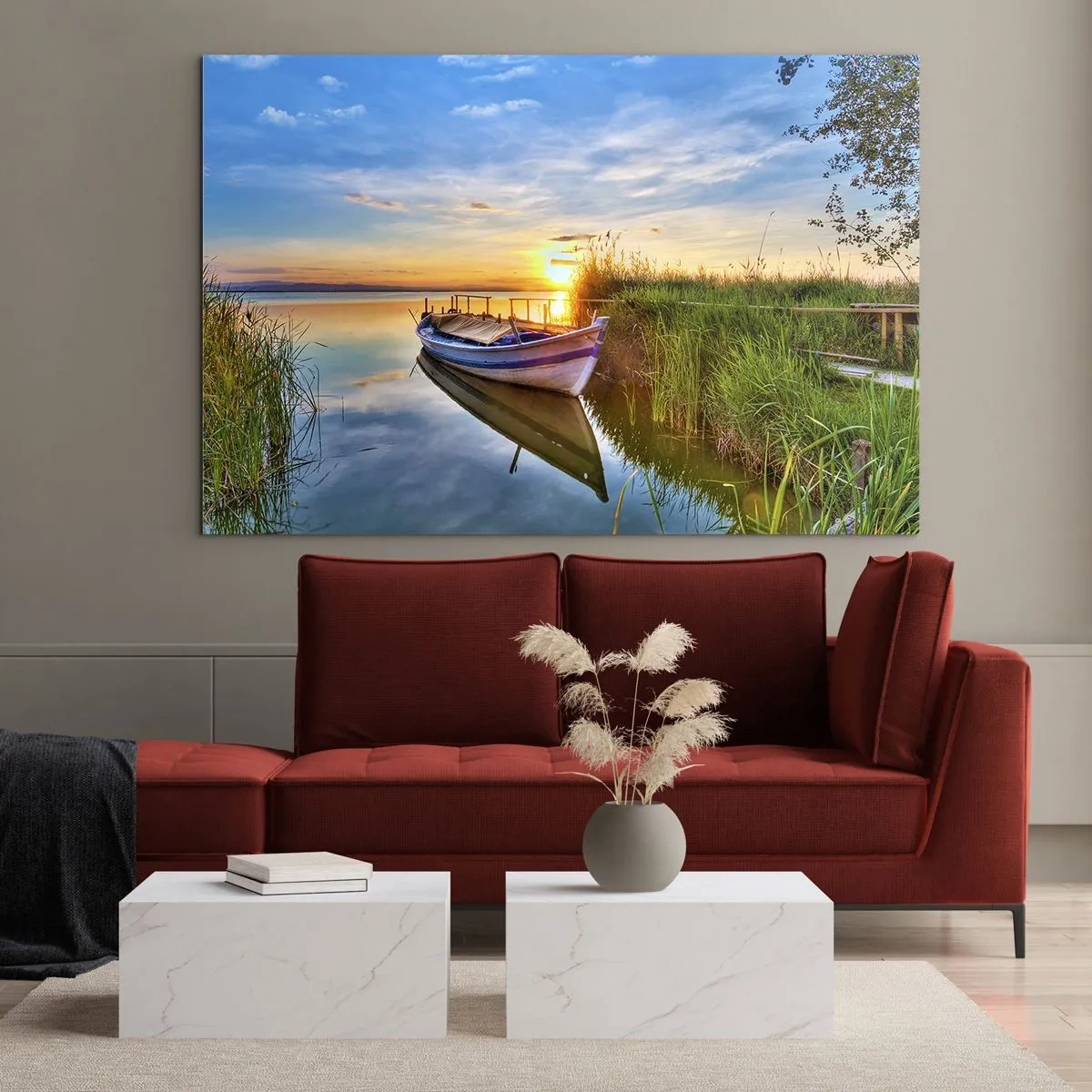 Glastavla - Bild på glas - En båt förtöjd vid stranden av en sjö vid solnedgången - 70x50cm - Uppfyllda drömmars vik - Modern väggdekoration för vardagsrum och sovrum ARTTOR