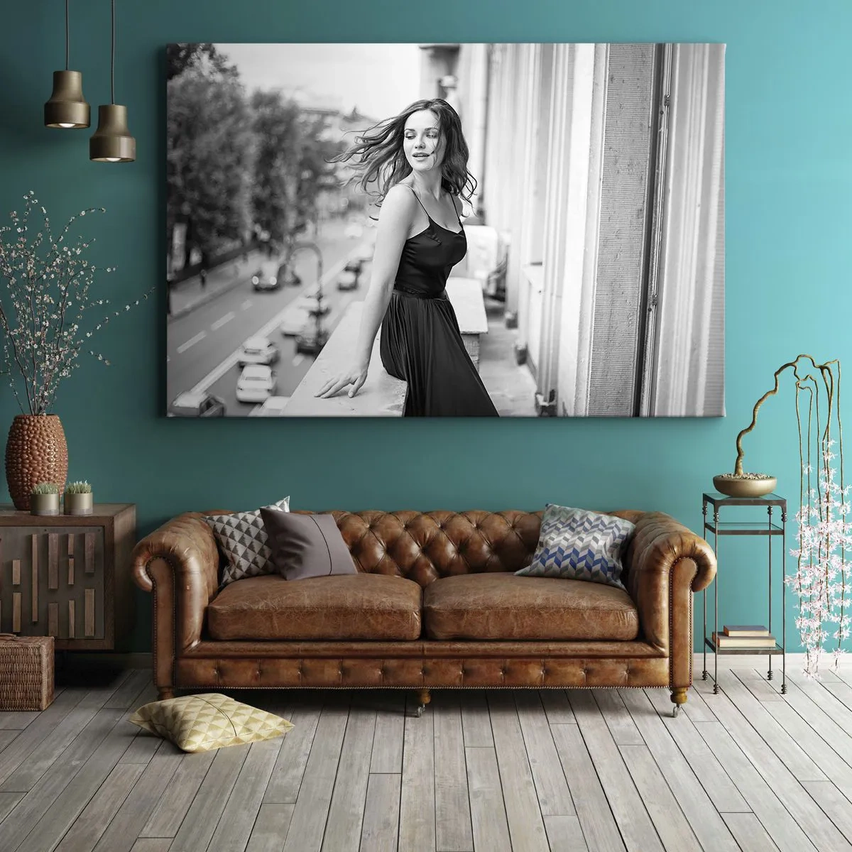 Canvastavla - Bild på duk - Svartvitt foto av en kvinna på en balkong - 70x50cm - Säkert en Parisbo - Modern väggdekoration för vardagsrum och sovrum ARTTOR