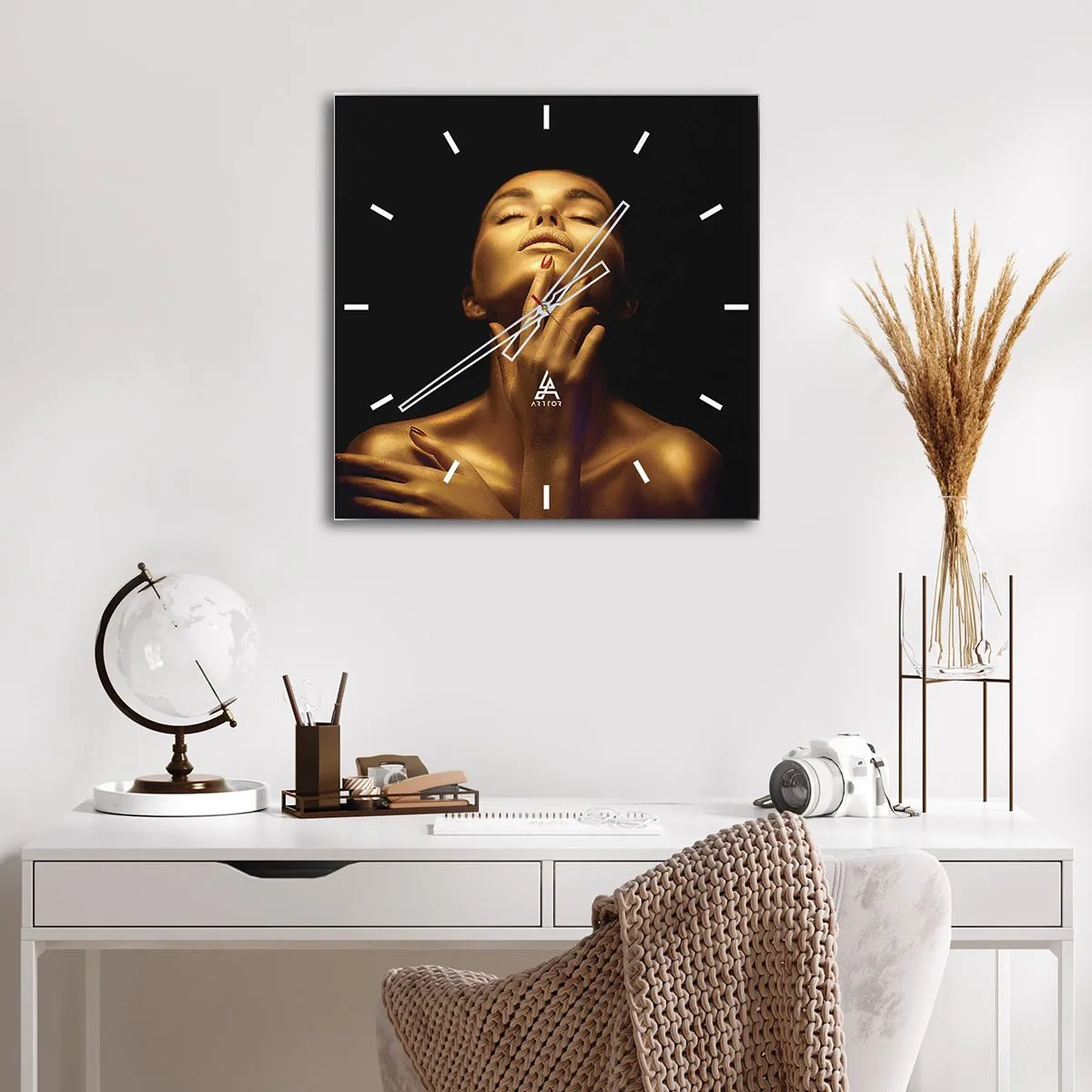 Väggklocka - Klocka på glas - Som guldsilke - 40x40 cm