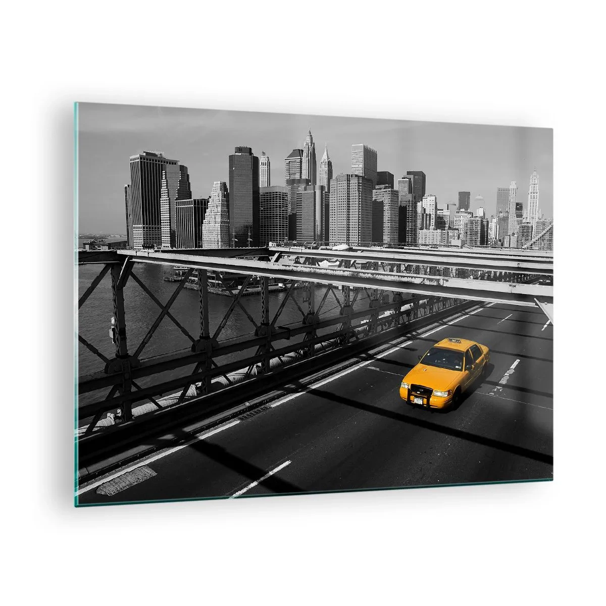 Glastavla - Bild på glas - En gul taxi på en bro med utsikt över Manhattan - 70x50cm - Storstadens färg - Modern väggdekoration för vardagsrum och sovrum ARTTOR