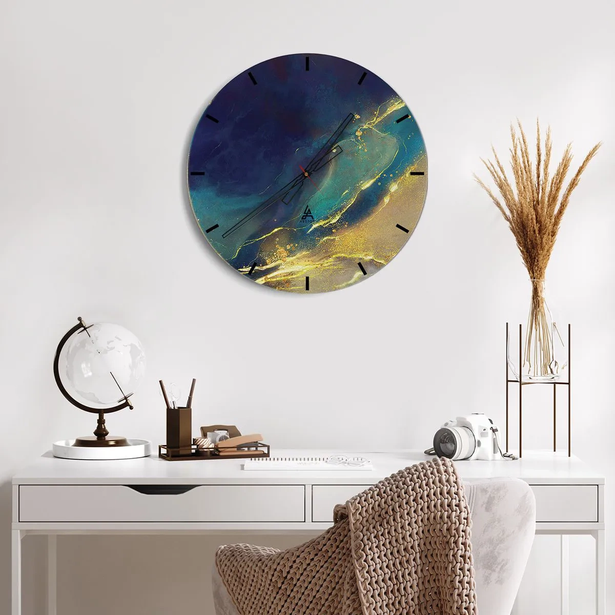 Väggklocka - Klocka på glas - En abstrakt komposition i marinblått och guld som liknar en vattenpöl - 30x30cm - Utspillt guld - Modern väggdekoration för vardagsrum, kök och sovrum ARTTOR