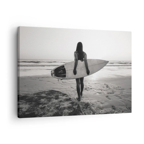 Canvastavla - Bild på duk - Kvinna med surfbräda på stranden i svartvitt - 70x50cm - Havsvågens dotter - Modern väggdekoration för vardagsrum och sovrum ARTTOR