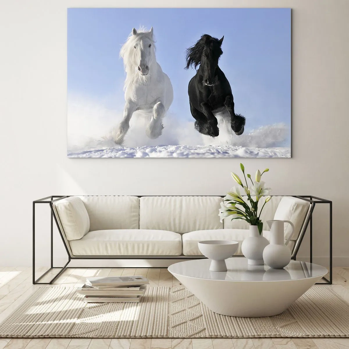 Glastavla - Bild på glas - En svartvit häst som springer genom snön i ett vinterlandskap - 70x50cm - Svart-vit galopp - Modern väggdekoration för vardagsrum och sovrum ARTTOR