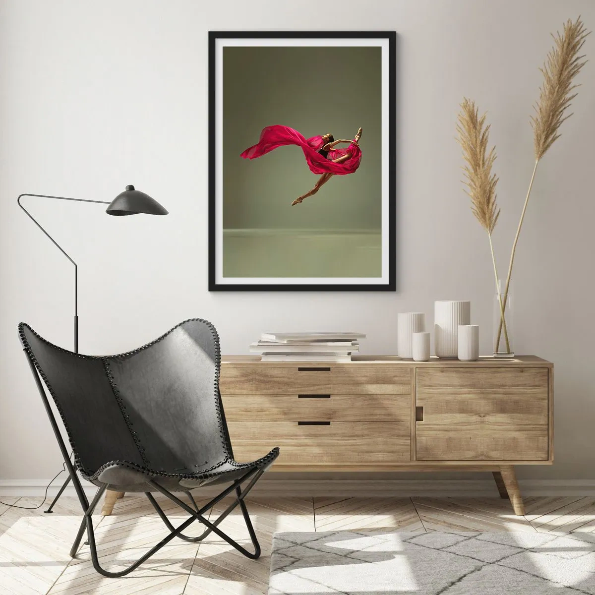 Affisch i svart ram - En ballerina i rött tyg utför ett dynamiskt hopp. - 50x70cm - Dansande låga - Modern väggdekoration för vardagsrum och sovrum ARTTOR