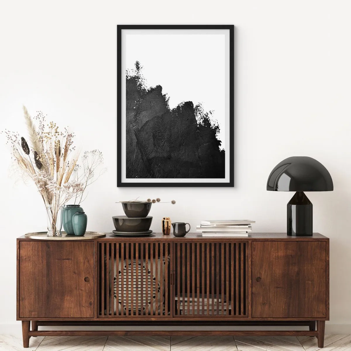 Affisch i svart ram - Minimalistisk abstraktion med svart accent mot vit bakgrund - 50x70cm - Element: jord - Modern väggdekoration för vardagsrum och sovrum ARTTOR