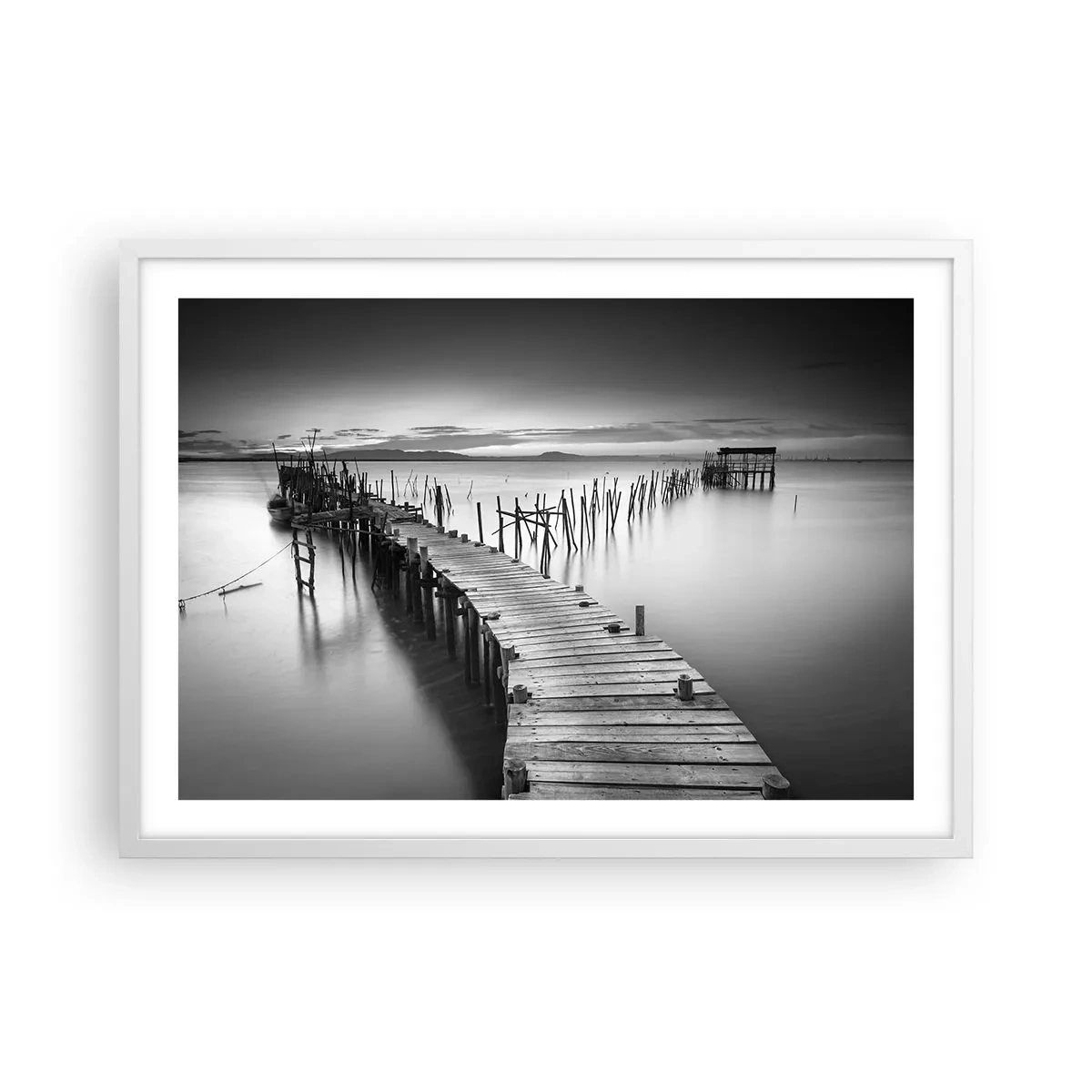 Affisch i vit ram - Den glömda strandens ro - 70x50 cm