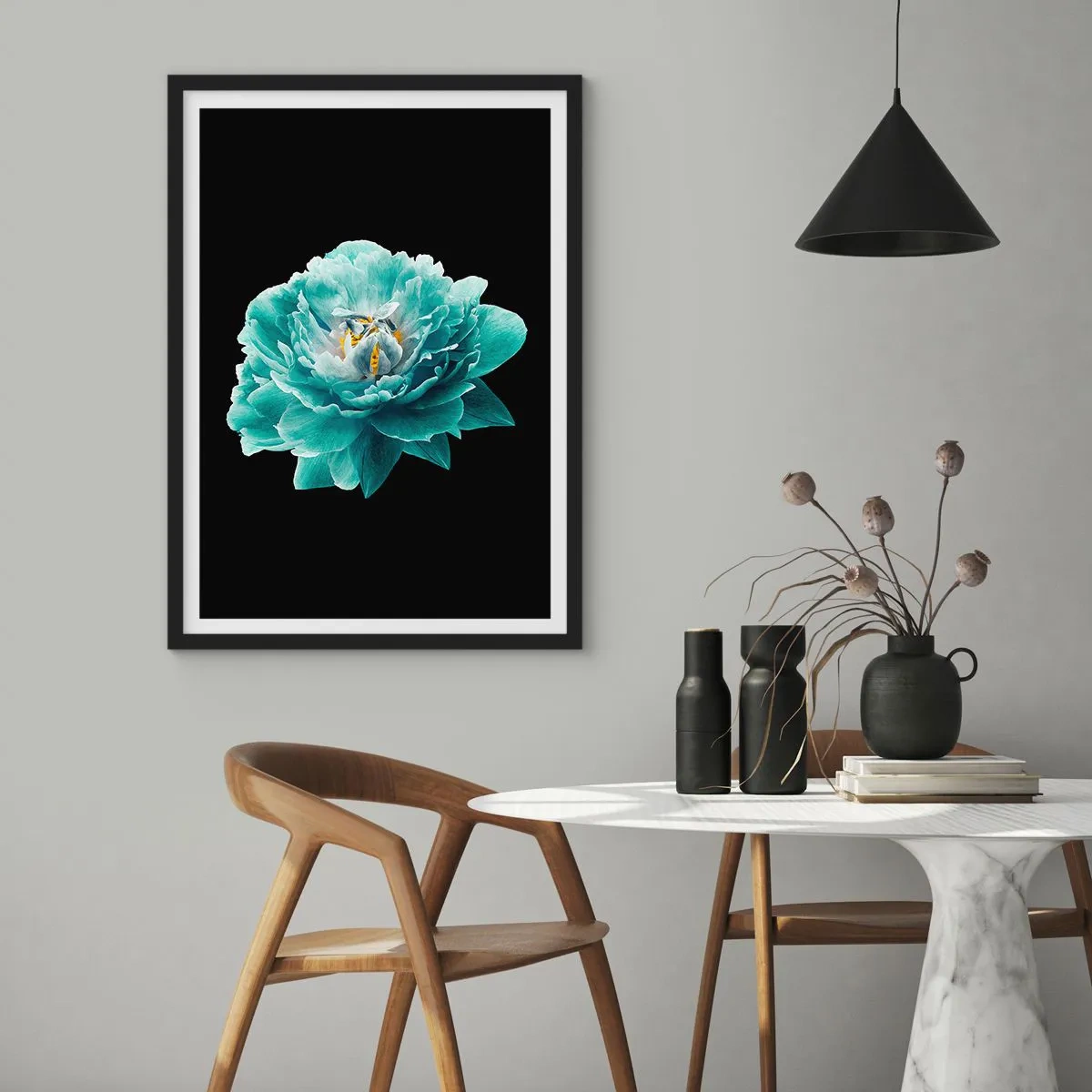 Affisch i svart ram - Turkos blomma med ett bi på svart bakgrund - 50x70cm - Blå och gyllene kronblad - Modern väggdekoration för vardagsrum och sovrum ARTTOR