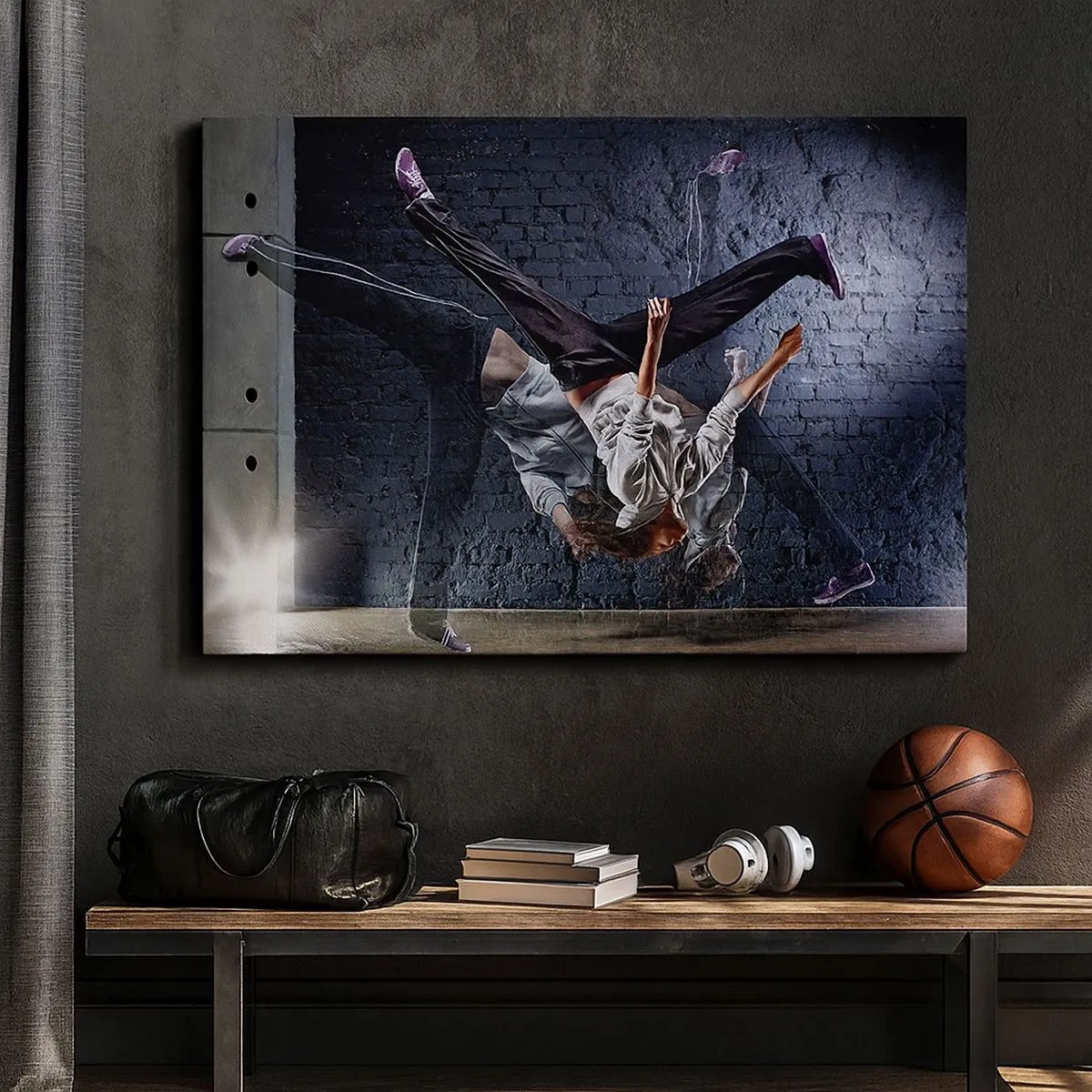 Canvastavla - Bild på duk - En dansare i ett dynamiskt hopp mot en tegelvägg - 70x50cm - Gatans stjärna - Modern väggdekoration för vardagsrum och sovrum ARTTOR