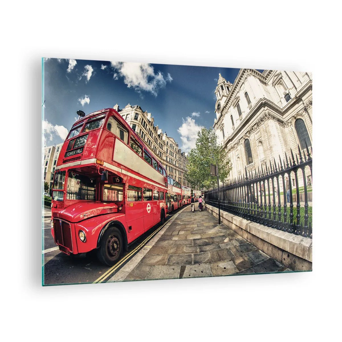 Glastavla - Bild på glas - En röd dubbeldäckarbuss i en stadsmiljö - 70x50cm - Londongata i grå och röd - Modern väggdekoration för vardagsrum och sovrum ARTTOR