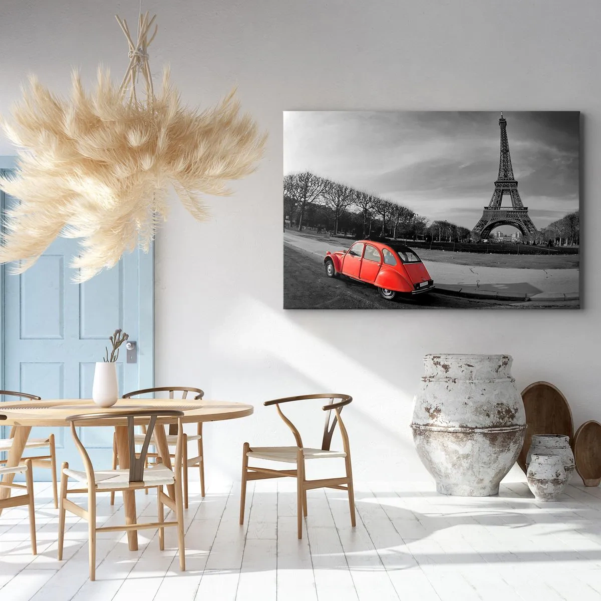 Canvastavla - Bild på duk - En röd bil med Eiffeltornet i bakgrunden i ett svartvitt landskap - 70x50cm - Mera parisianskt än själva Paris - Modern väggdekoration för vardagsrum och sovrum ARTTOR
