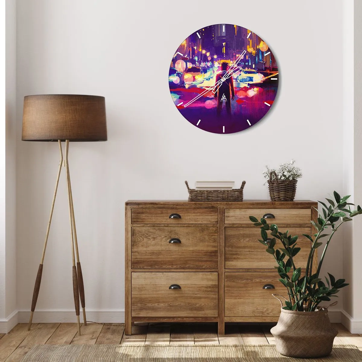 Väggklocka - Klocka på glas - En figur mot bakgrund av en färgglad stad på natten - 30x30cm - Doppad i ljuset - Modern väggdekoration för vardagsrum, kök och sovrum ARTTOR