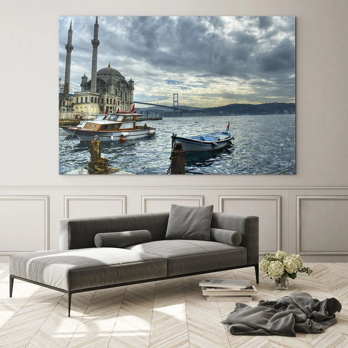 Glastavla - Bild på glas - Utsikt över moskén, bron och båtarna vid kajen - 70x50cm - På gränsen mellan världarna - Modern väggdekoration för vardagsrum och sovrum ARTTOR