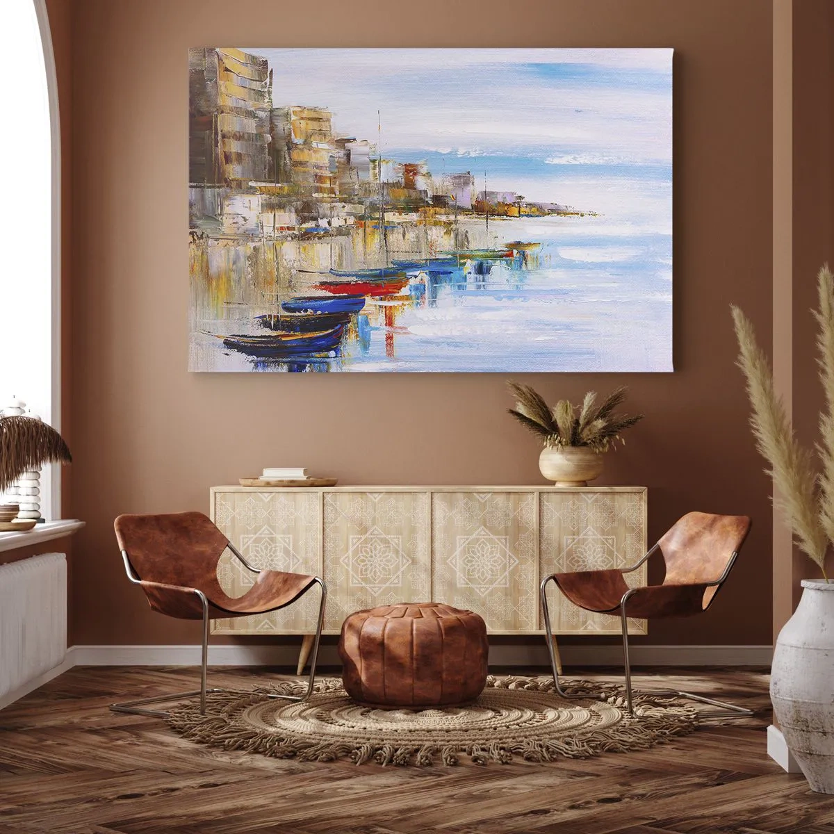 Canvastavla - Bild på duk - Färgglada båtar på stranden med utsikt över stadens silhuett - 70x50cm - Flerfärgad urban hamn - Modern väggdekoration för vardagsrum och sovrum ARTTOR