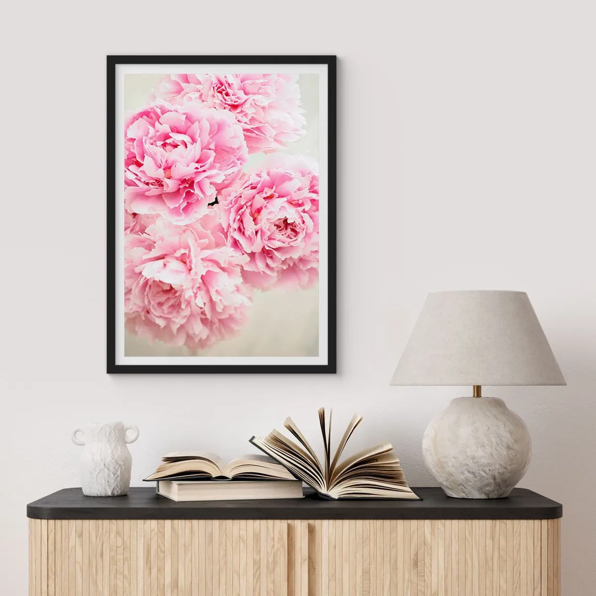 Affisch i svart ram - En bukett rosa pioner på en ljus bakgrund - 50x70cm - Rosa prakt - Modern väggdekoration för vardagsrum och sovrum ARTTOR