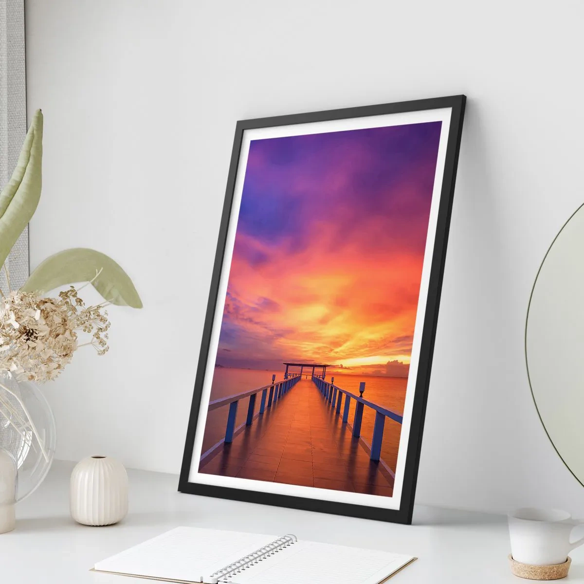 Affisch i svart ram - Bryggan mot bakgrund av en spektakulär solnedgång - 50x70cm - Utan ände - Modern väggdekoration för vardagsrum och sovrum ARTTOR
