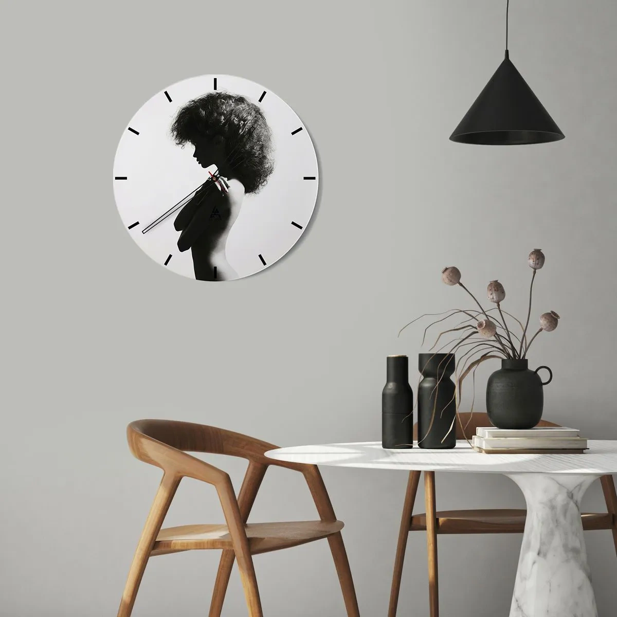 Väggklocka - Klocka på glas - Svartvitt porträtt av en kvinna i halvprofil med dynamisk frisyr - 30x30cm - Som en blomma på en slank stjälk - Modern väggdekoration för vardagsrum, kök och sovrum ARTTOR