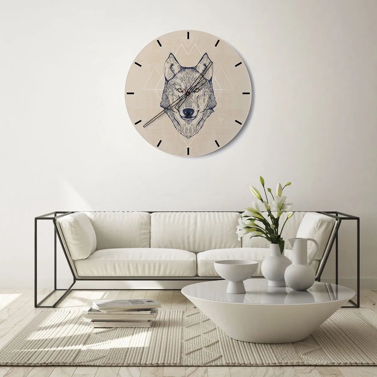 Väggklocka - Klocka på glas - Illustration av en varg på en beige bakgrund med geometriska mönster - 30x30cm - Alfa med genomborrande blick - Modern väggdekoration för vardagsrum, kök och sovrum ARTTOR