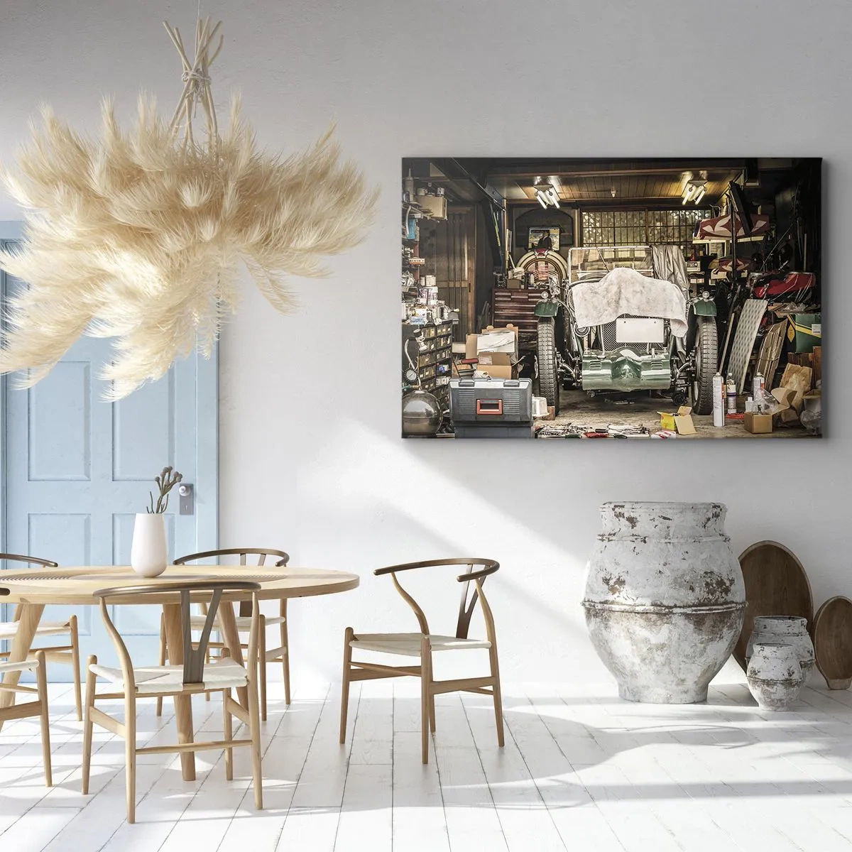 Canvastavla - Bild på duk - En gammal bil i ett garage omgivet av verktyg och utrustning - 70x50cm - Tillbaka till det förflutna - Modern väggdekoration för vardagsrum och sovrum ARTTOR