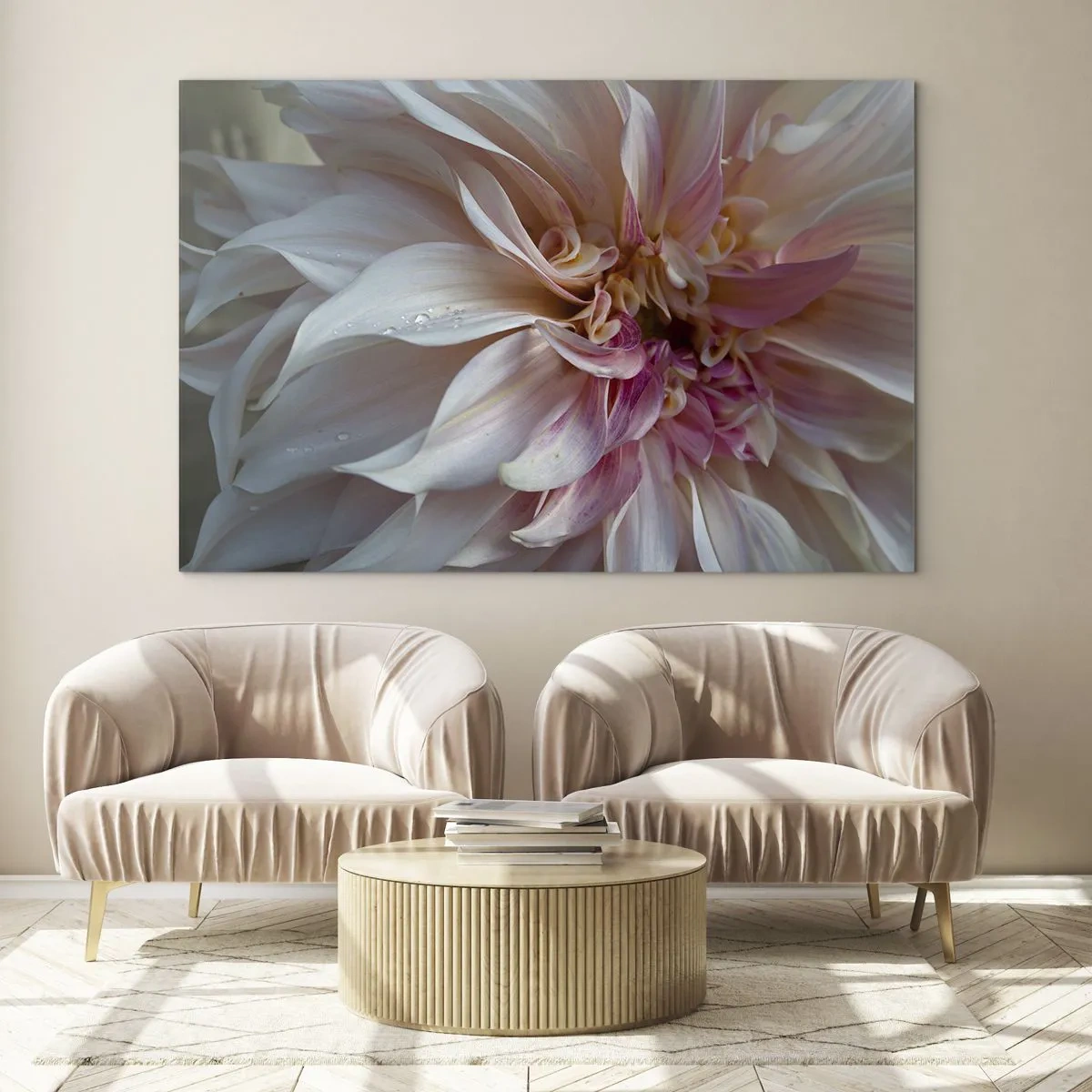 Glastavla - Bild på glas - Närbild av en rosa och krämfärgad blomma med vattendroppar - 70x50cm - Blommande friskhet - Modern väggdekoration för vardagsrum och sovrum ARTTOR