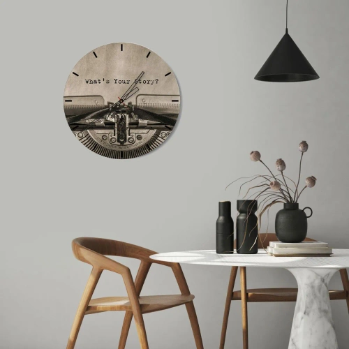 Väggklocka - Klocka på glas - Närbild av en skrivmaskin med orden Vad är din historia? - 30x30cm - Svara mig - Modern väggdekoration för vardagsrum, kök och sovrum ARTTOR