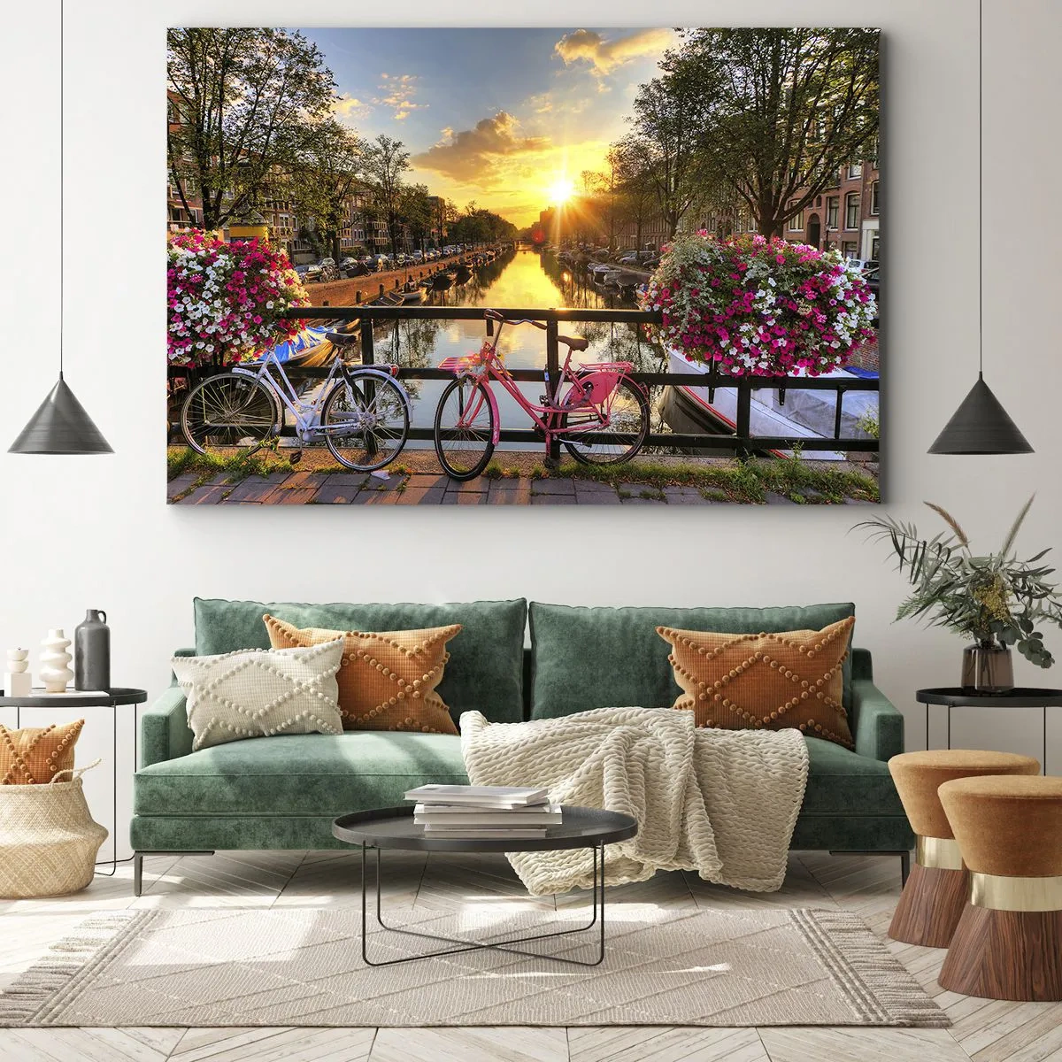 Canvastavla - Bild på duk - Cyklar på en bro i skenet av den nedgående solen - 70x50cm - Vårmorgon i Amsterdam - Modern väggdekoration för vardagsrum och sovrum ARTTOR