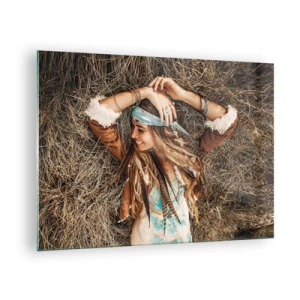 Glastavla - Bild på glas - Boho stil kvinna liggande i hö leende - 70x50cm - På väg till kärlekens sommar - Modern väggdekoration för vardagsrum och sovrum ARTTOR
