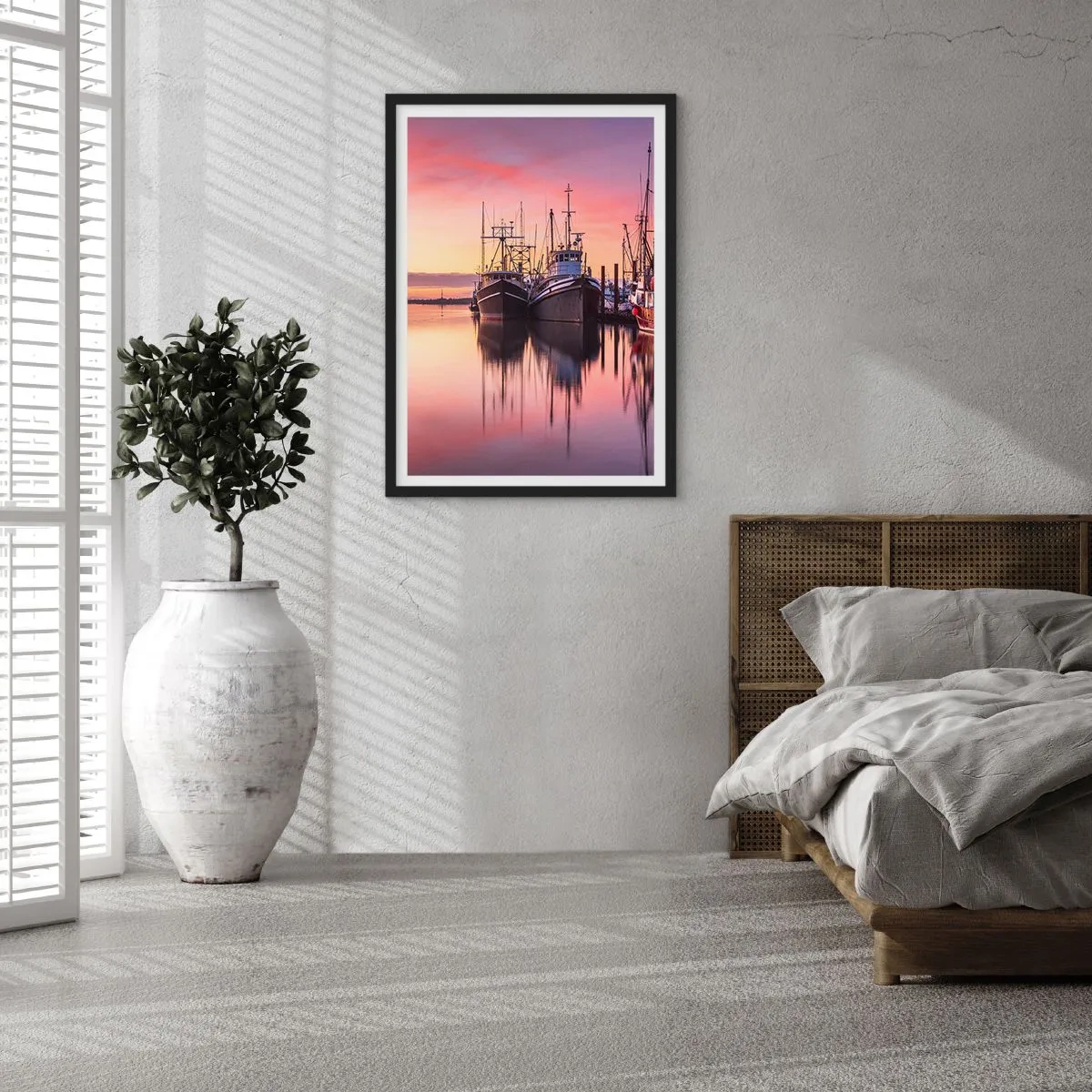 Affisch i svart ram - Fiskebåtar i hamnen vid solnedgången - 50x70cm - Inför nästa dag - Modern väggdekoration för vardagsrum och sovrum ARTTOR