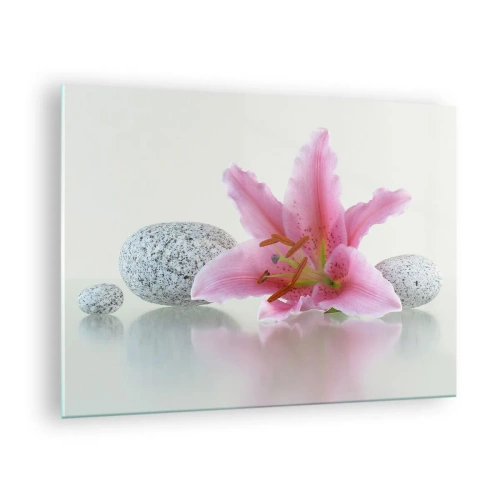 Glastavla - Bild på glas - Rosa lilja mot en bakgrund av vita stenar i spa-stil - 70x50cm - En studie i rosa, grå och vit - Modern väggdekoration för vardagsrum och sovrum ARTTOR