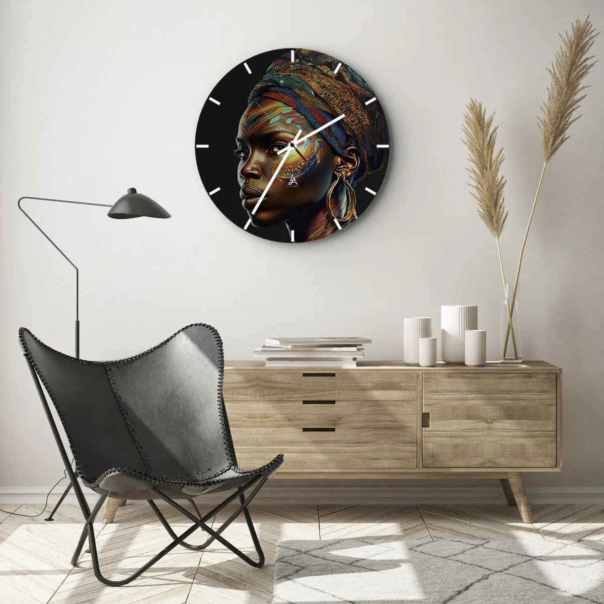 Väggklocka - Klocka på glas - Färgporträtt av en kvinna i turban mot svart bakgrund - 30x30cm - Afrikansk drottning - Modern väggdekoration för vardagsrum, kök och sovrum ARTTOR
