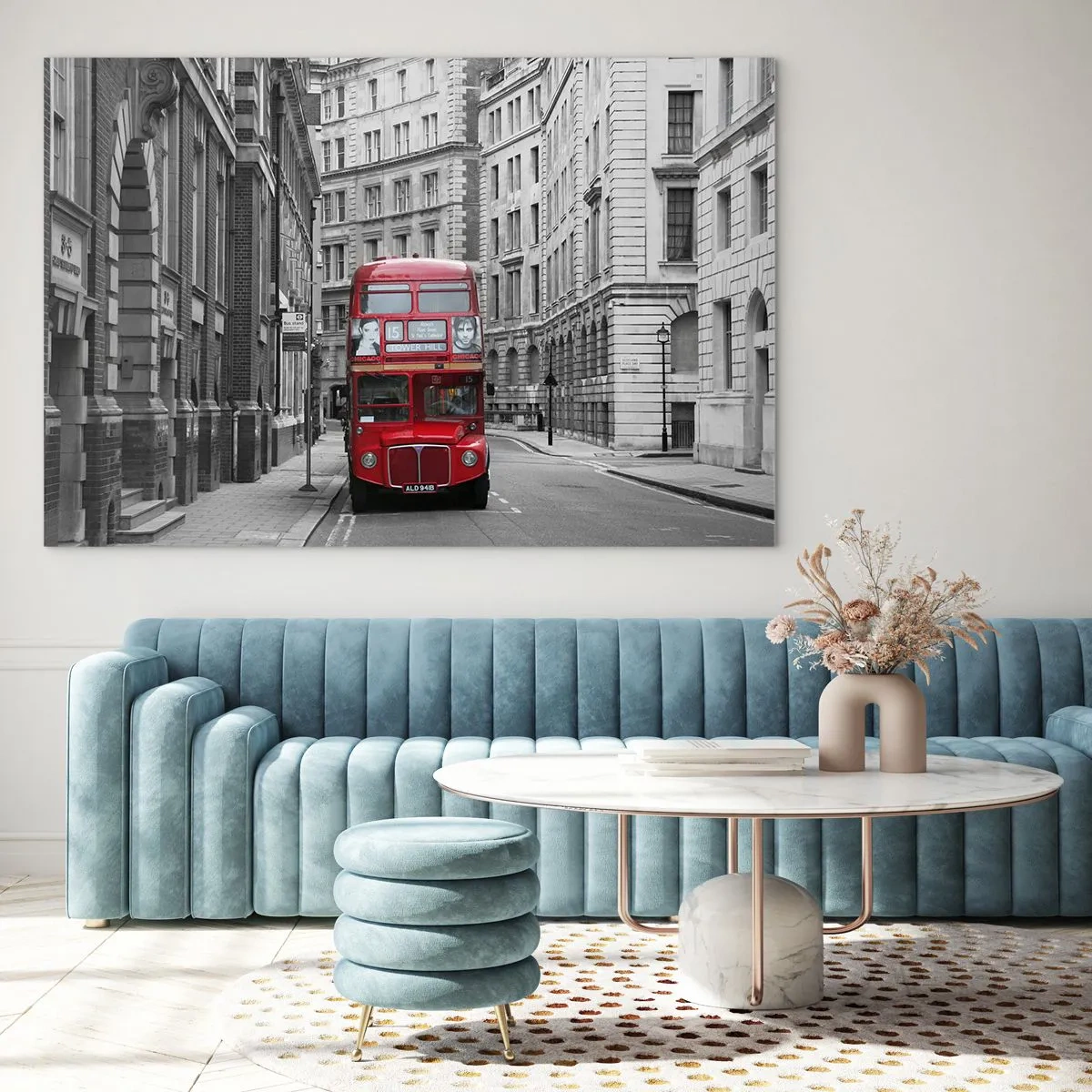 Glastavla - Bild på glas - En röd buss bland de monokromatiska stadens gator - 70x50cm - Vardagen behöver inte vara grå - Modern väggdekoration för vardagsrum och sovrum ARTTOR