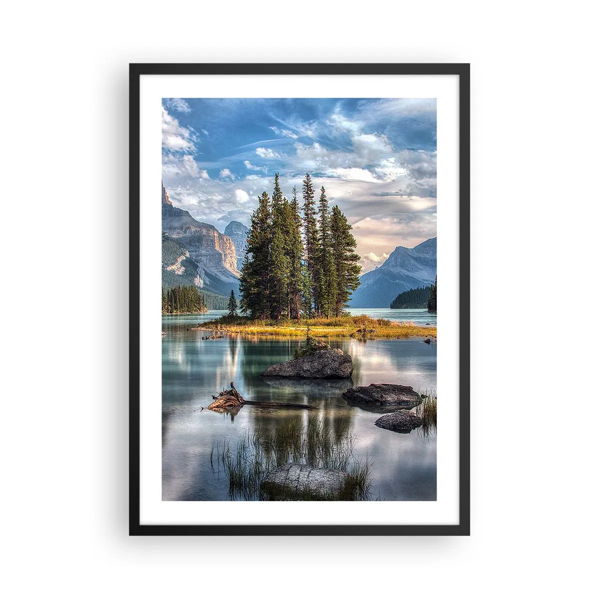 Affisch i svart ram - Ett bergslandskap med en ö omgiven av en lugn sjö - 50x70cm - Vid stort och rent vatten - Modern väggdekoration för vardagsrum och sovrum ARTTOR