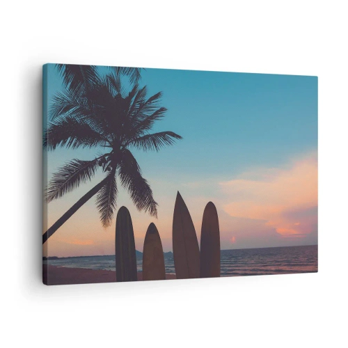 Canvastavla - Bild på duk - Surfbrädor mot bakgrund av en palm och en solnedgång - 70x50cm - Imorgon blir det också kul - Modern väggdekoration för vardagsrum och sovrum ARTTOR