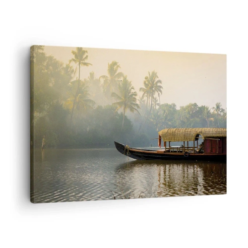 Canvastavla - Bild på duk - En traditionell båt på en lugn flod bland palmer - 70x50cm - Hus på floden - Modern väggdekoration för vardagsrum och sovrum ARTTOR