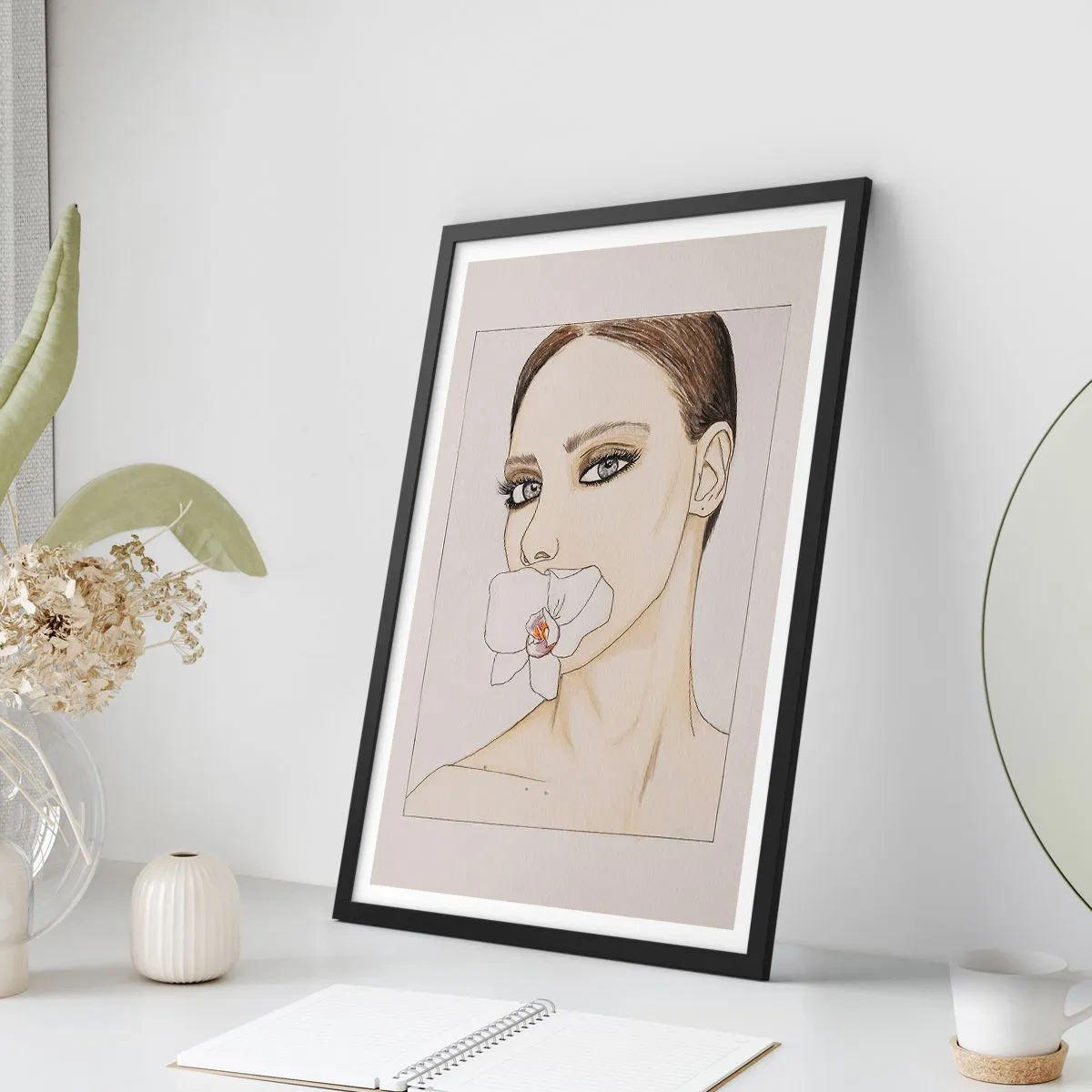 Affisch i svart ram - Porträtt av en kvinna med en orkidé på läpparna - 50x70cm - Elegansens och skönhetens symbol - Modern väggdekoration för vardagsrum och sovrum ARTTOR