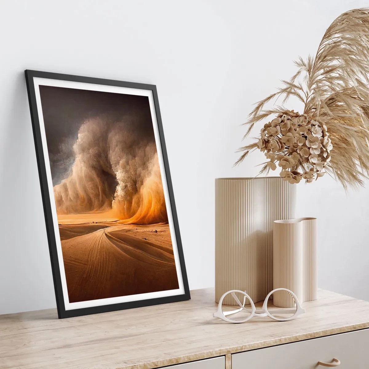 Affisch i svart ram - En kraftig sandstorm i öknen - 50x70cm - Öknens vrede - Modern väggdekoration för vardagsrum och sovrum ARTTOR