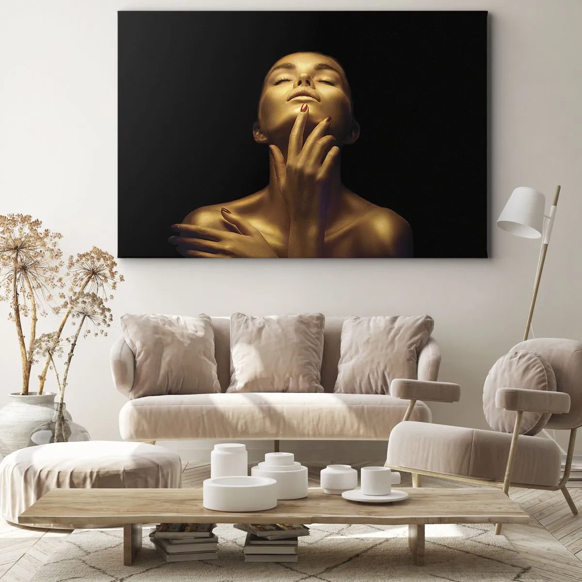 Canvastavla - Bild på duk - Porträtt av en kvinna i gyllene glöd mot svart bakgrund - 70x50cm - Som guldsilke - Modern väggdekoration för vardagsrum och sovrum ARTTOR