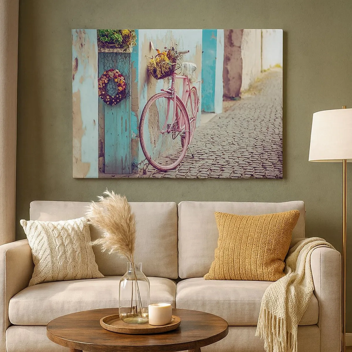 Canvastavla - Bild på duk - En rosa cykel vid en turkos dörr - 70x50cm - Strax tillbaka - Modern väggdekoration för vardagsrum och sovrum ARTTOR