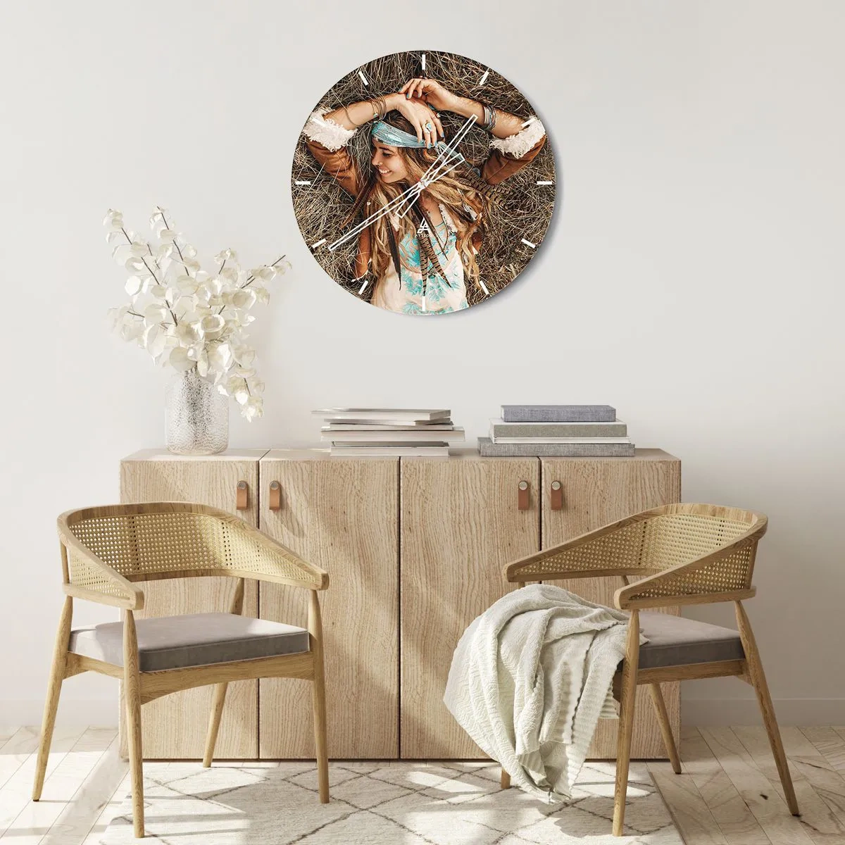 Väggklocka - Klocka på glas - Leende boho kvinna liggande på hö - 30x30cm - På väg till kärlekens sommar - Modern väggdekoration för vardagsrum, kök och sovrum ARTTOR