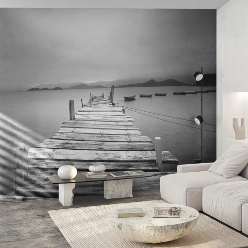 Fototapet Standard Eco - Träbrygga över en lugn sjö i svartvitt - 100x70cm - Bortom bergen och hav - Modern väggdekoration för vardagsrum och sovrum ARTTOR