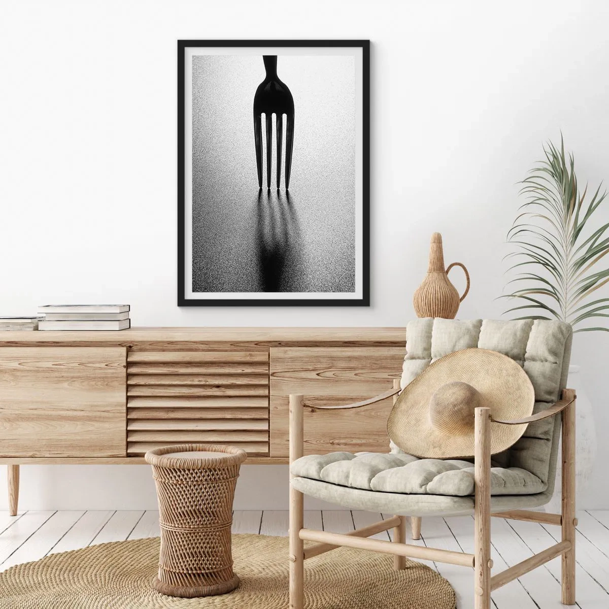 Affisch i svart ram - Ett minimalistiskt svartvitt fotografi av en gaffel och skugga. - 50x70cm - Ljus och skugga - Modern väggdekoration för vardagsrum och sovrum ARTTOR