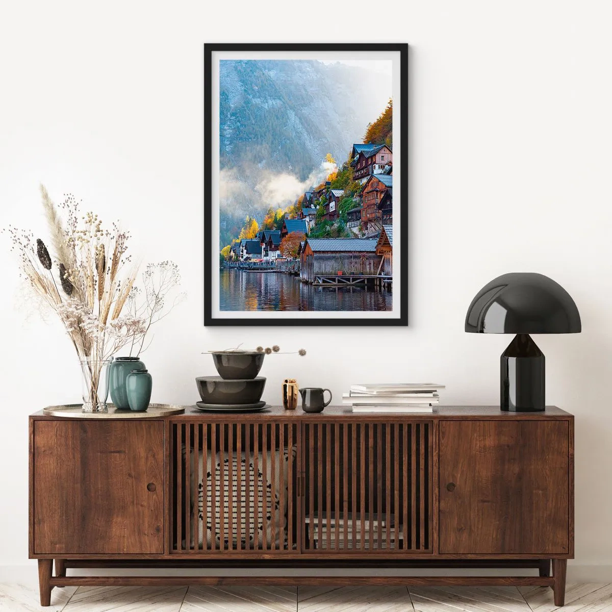 Affisch i svart ram - En bergsstad vid en sjö omgiven av höstlig aura - 50x70cm - Alpina klimat - Modern väggdekoration för vardagsrum och sovrum ARTTOR