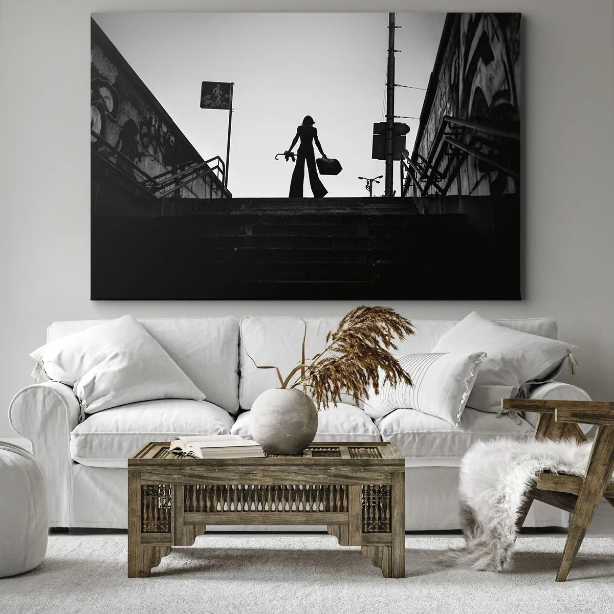 Canvastavla - Bild på duk - En kvinnas figur på trappan i svartvitt med en dynamisk atmosfär - 70x50cm - Stadsvandring - Modern väggdekoration för vardagsrum och sovrum ARTTOR