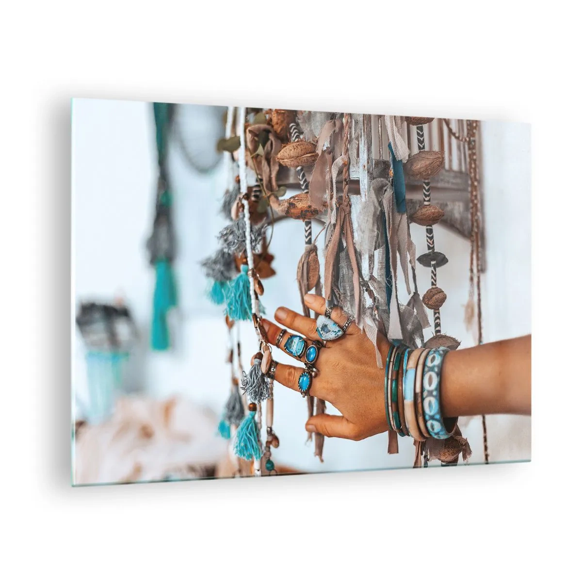 Glastavla - Bild på glas - Hand med boho smycken som rör etnisk dekoration - 70x50cm - Lokala skatter - Modern väggdekoration för vardagsrum och sovrum ARTTOR