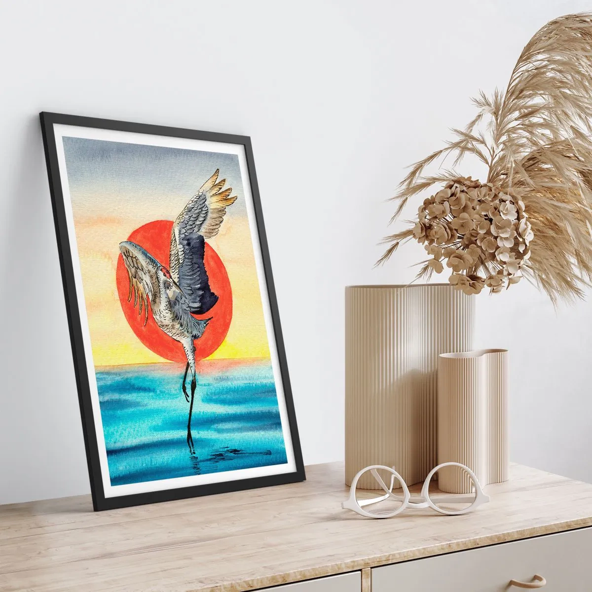 Affisch i svart ram - En kran som svävar över vattnet mot en röd sol - 50x70cm - Dags att gå tillbaka - Modern väggdekoration för vardagsrum och sovrum ARTTOR