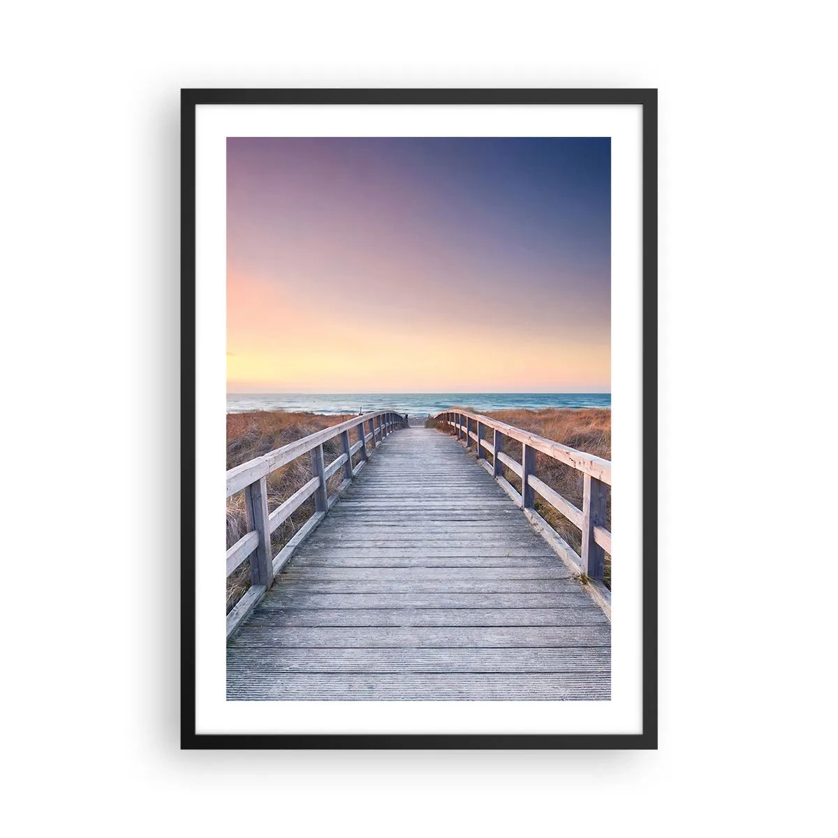 Affisch i svart ram - En träbrygga som leder till havet vid solnedgången - 50x70cm - Kvällssken i Östersjön - Modern väggdekoration för vardagsrum och sovrum ARTTOR