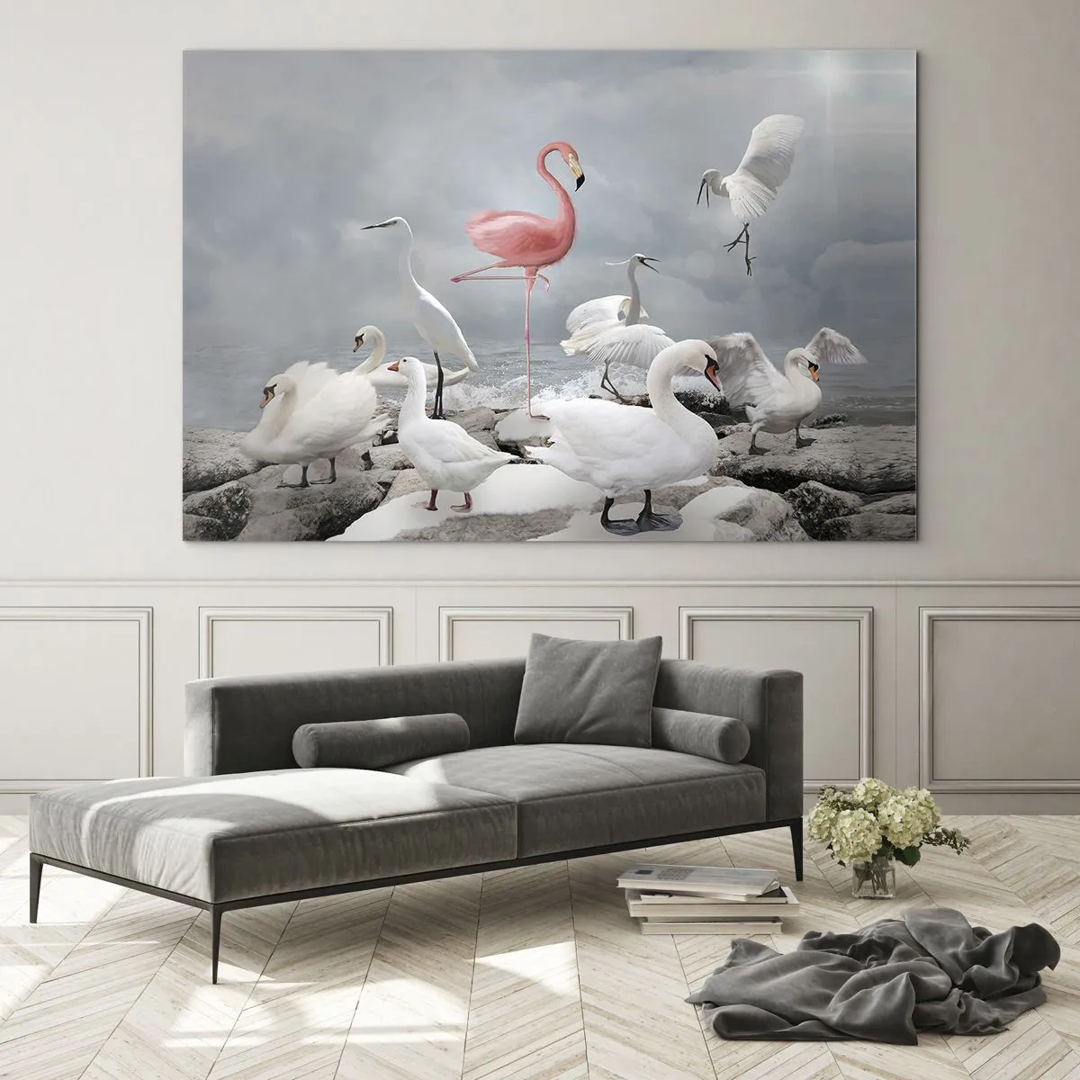 Glastavla - Bild på glas - En rosa flamingo bland vita svanar och hägrar mot vattnet - 70x50cm - Hur har jag hamnat här? - Modern väggdekoration för vardagsrum och sovrum ARTTOR