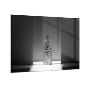 Glastavla - Bild på glas - Ett svartvitt foto av en kvinna i klänning mot en ljus bakgrund. - 70x50cm - Raffinerad enkelhet - Modern väggdekoration för vardagsrum och sovrum ARTTOR