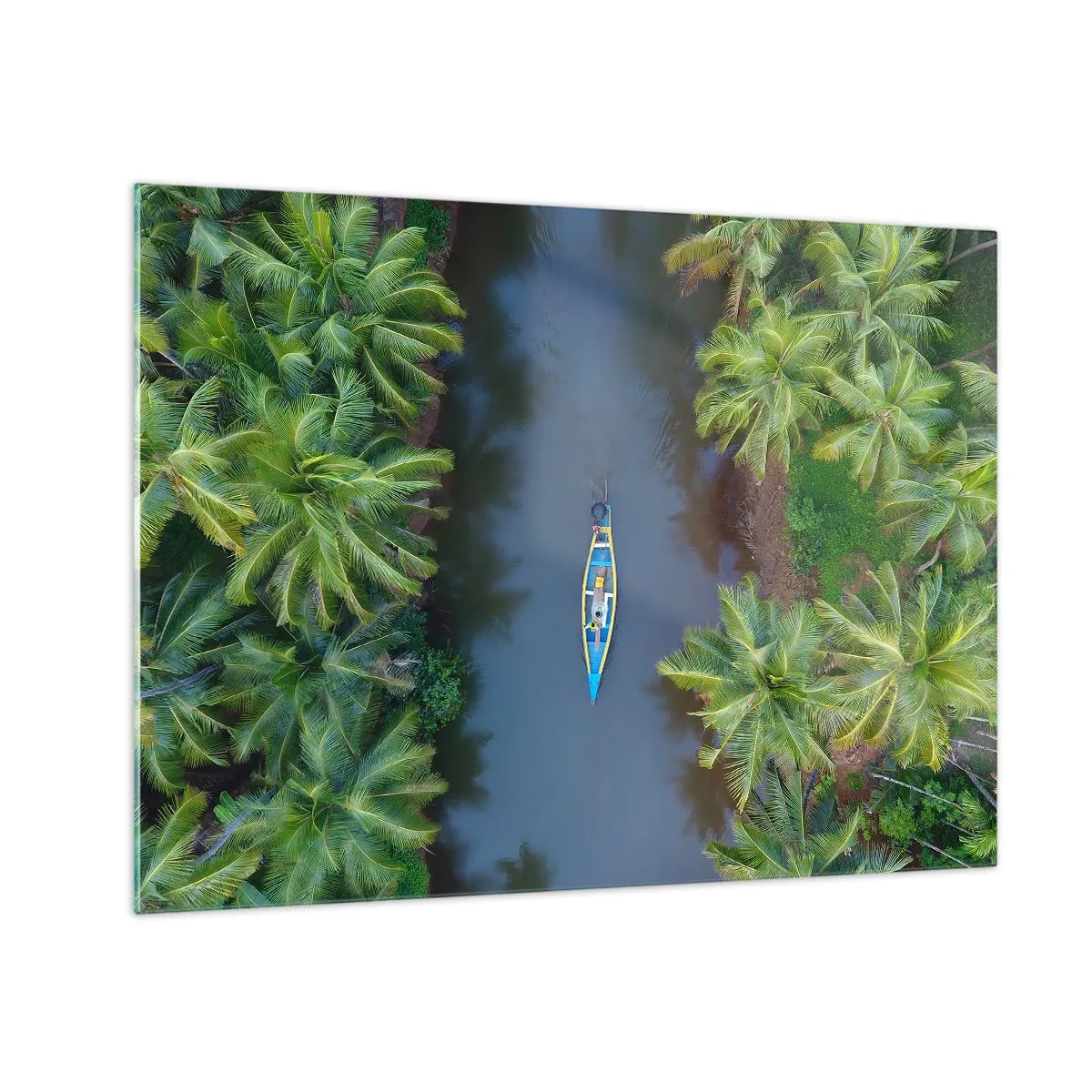 Glastavla - Bild på glas - En fågelperspektiv av en båt som seglar genom en kanal bland tropiska palmer - 70x50cm - På en tropisk stig - Modern väggdekoration för vardagsrum och sovrum ARTTOR